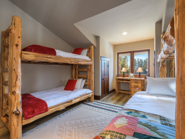 5 bedroom plus loft 10 min walk to Peak 8